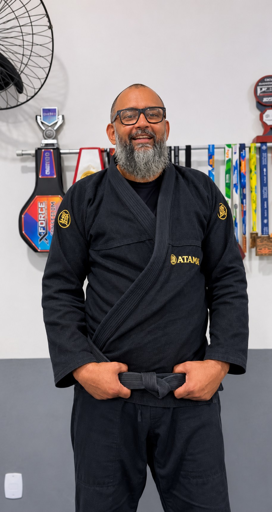 Mestre Tarcísio Alves de kimono, professor do CT Tarcísio Alves Jiu-Jitsu